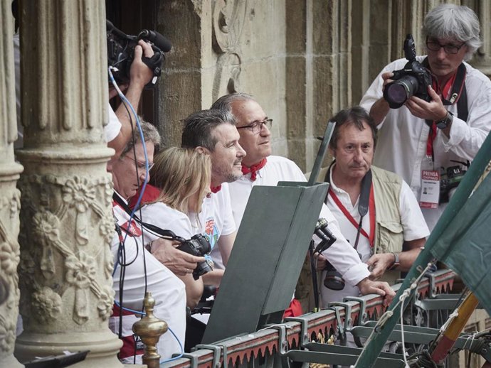 El exfutbolista Juan Carlos Unzué y el alcalde de Pamplona, Enrique Maya, durante el chupinazo de 2022