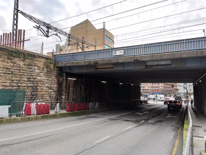 Archivo - Obras de ampliación en el puente de Nicolás Soria, en Oviedo.