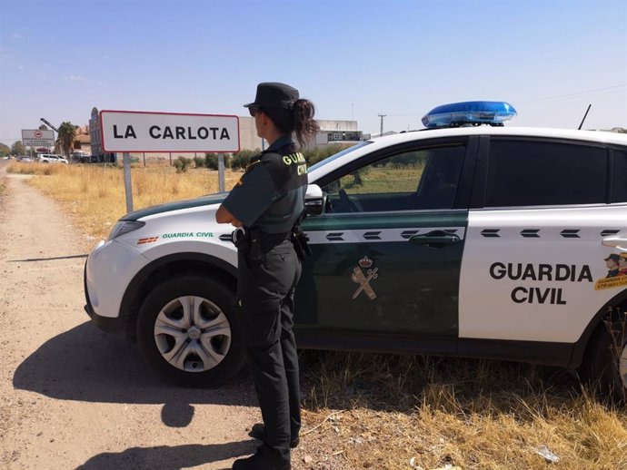 Una agente de la Guardia Civil en La Carlota.