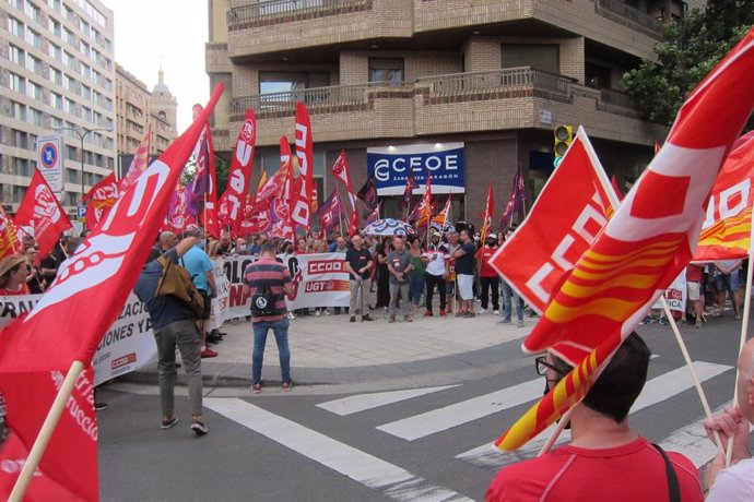 CCOO y UGT Aragón se concentran ante la sede de la patronal para reclamar un pacto de salarios.
