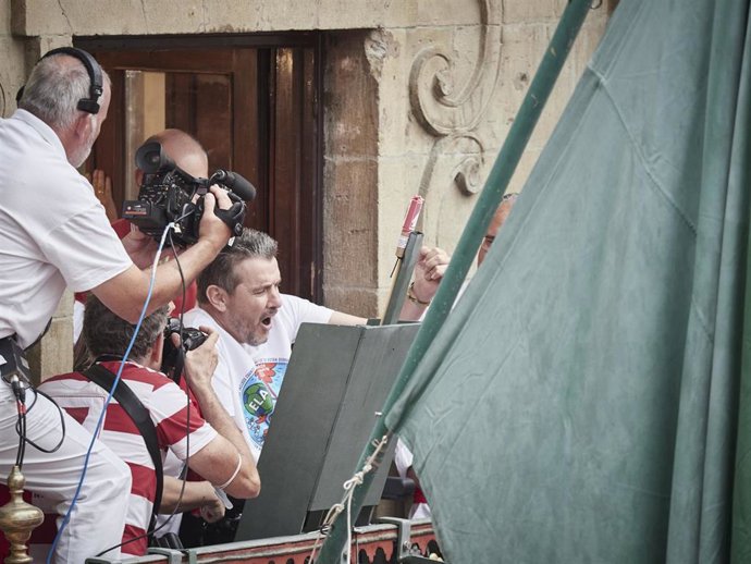 El exfutbolista Juan Carlos Unzué, prende la mecha de los Sanfermines durante el chupinazo que inaugura las Fiestas de San Fermín 2022, a 6 de julio de 2022, en Pamplona, Navarra (España). Las fiestas en honor a San Fermín, patrón de Navarra, comienzan 
