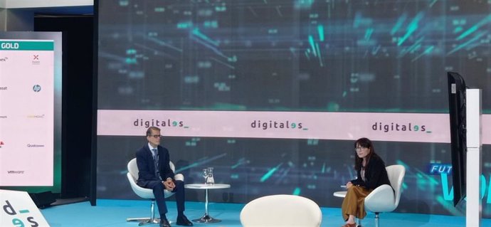 El secretario de Estado de Telecomunicaciones e Infraestructuras Digitales, Roberto Sánchez, dialoga con la doctora en Economía y gerente en Frontier Economics, Juana Santamaría, en el 2022Summit de DigitalEs