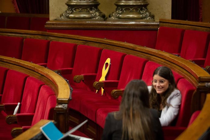 La portavoz de Junts en el Parlament, Mnica Sales, junto al lazo amarillo del escaño del exconseller y diputado de Junts Lluís Puig