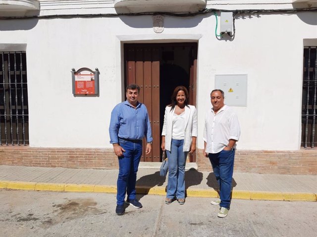 La delegada de Turismo de la Junta en Huelva, María Ángeles Muriel, durante su visita a Santa Olalla del Cala.