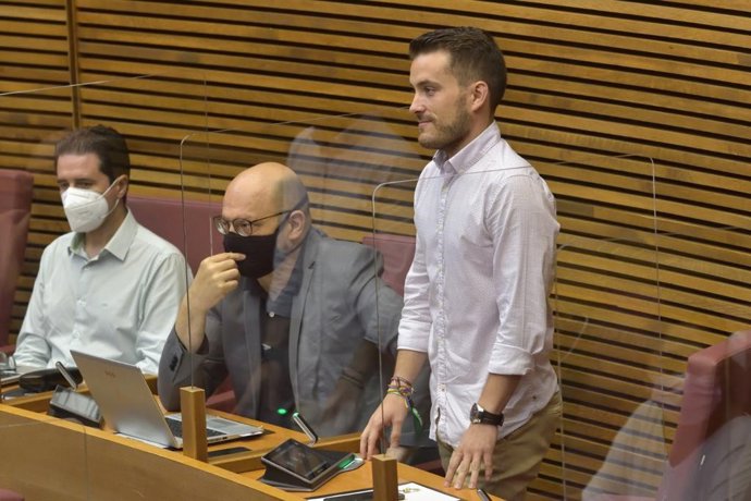 Ferran Barber promete su cargo como nuevo diputado de Compromís en Les Corts