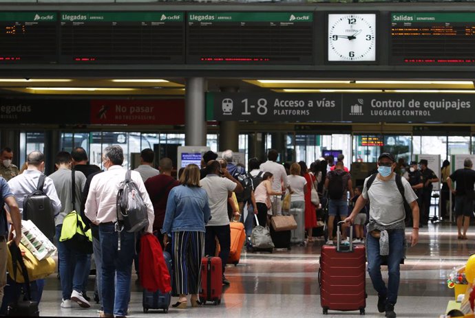 Archivo - Viajeros suben al AVE en la estación María Zambrano de Málaga en una imagen del año 2020
