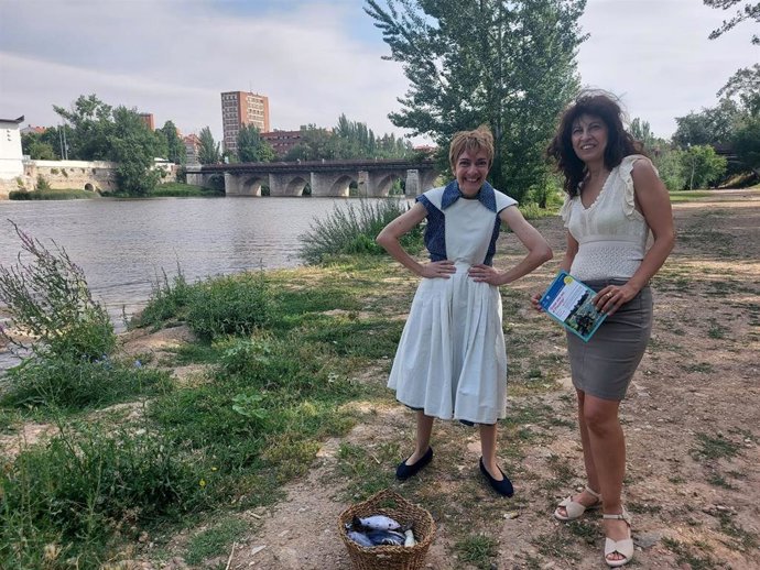 La concejala de Cultura y Turismo del Ayuntamiento de Valladolid, Ana Redondo (DER), durante su visita a la ruta turística teatralizada 'Aprovechando que el Pisuerga...'