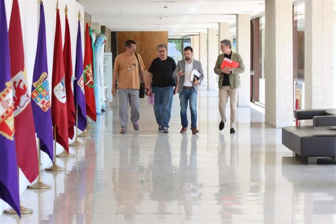 Tudanca se dirige a la sala de prensa de las Cortes acompañado por los trabajadores del 112 y del  061 tras escuchar sus reivindicaciones