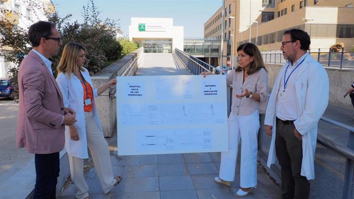 Botella (dcha.) muestra el plano del proyecto de ampliación de las Urgencias del Hospital de Pozoblanco, ante el mismo.