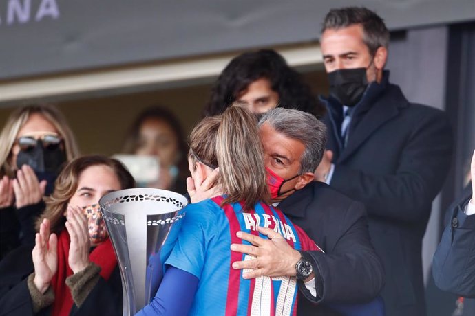 Archivo - Joan Laporta, President of FC Barcelona, saludates to Alexia Putellas of FC Barcelona during the Spanish Women Supercup, Final