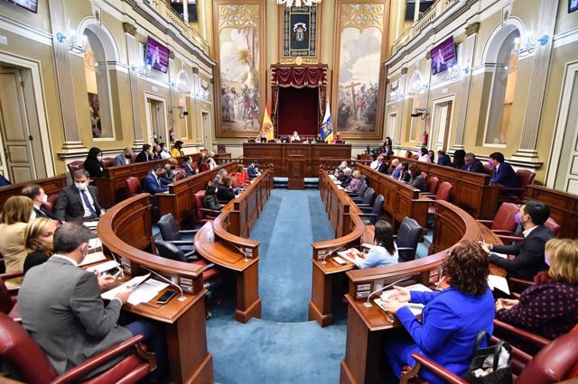 Archivo - Pleno del Parlamento de Canarias con los cuadros de la conquista al fondo