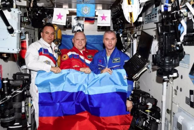 Cosmonuatas rusos festejan la conquista a Ucrania de Lugansk en la ISS