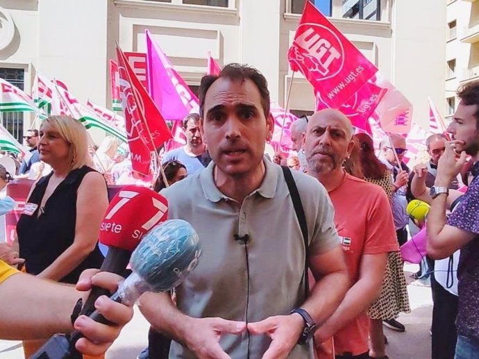 Toni Valero, coordinador general de IU Andalucía, en la concentración de CCOO y UGT por la subida salarial