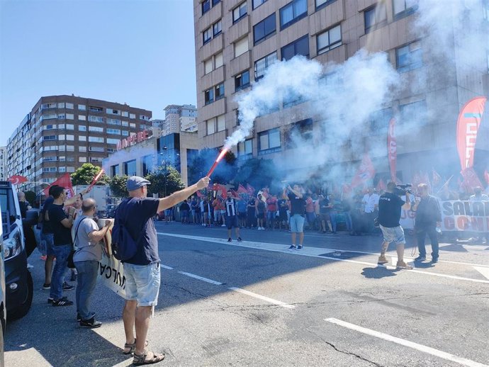 Concentración convocada por CC.OO. Y UGT ante la sede de la Confederación de Empresarios de Pontevedra (CEP) en Vigo, el 6 de julio de 2022.