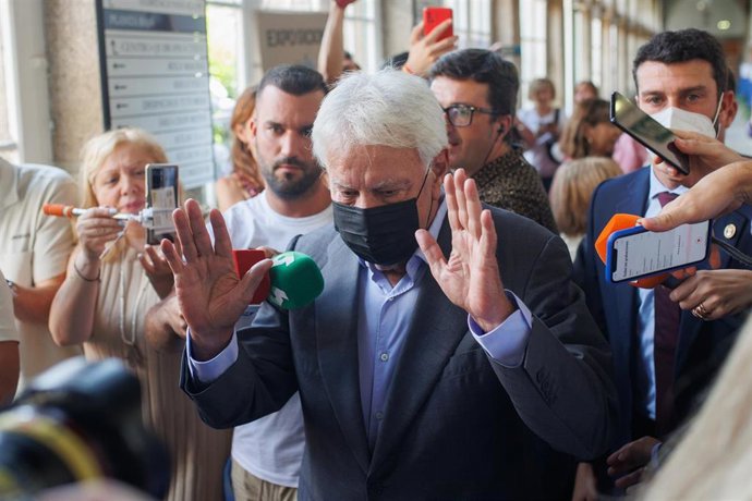 El expresidente del Gobierno, Felipe González, a su llegada a la conferencia extraordinaria Seguridad jurídica y libertad del curso La seguridad jurídica en la contribución al gasto público, en la 35 Edición de los Cursos de Verano Complutense (UCM)