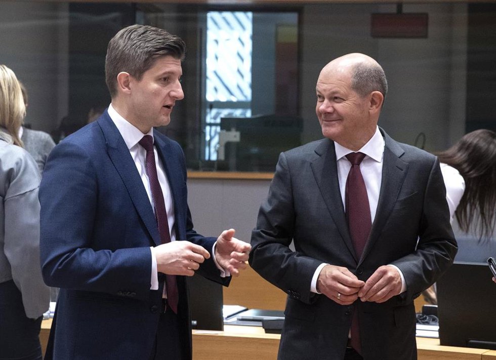 Archivo - El exministro de Finanzas de Croacia Zdravko Maric, conversa con el canciller alemán, Olaf Scholz, en una foto de archivo.