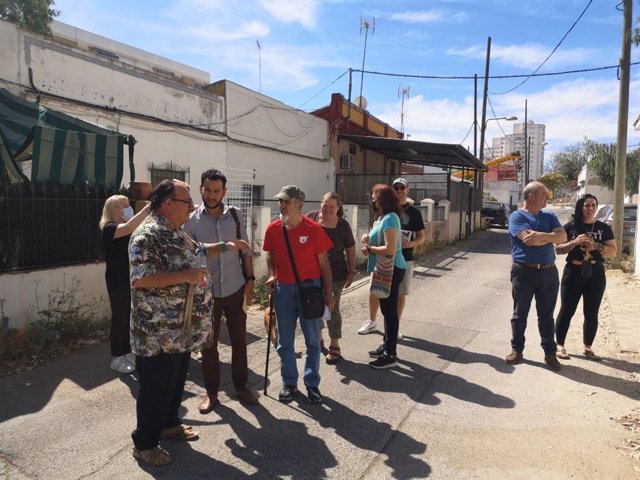 El portavoz de IU-Podemos, Daniel González Rojas, se reúne con vecinos de la barriada de Guadaíra.