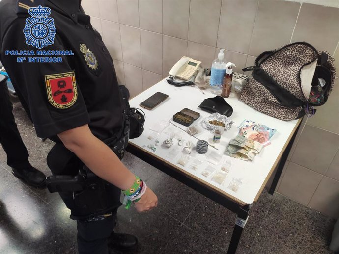 La Policía Nacional Detiene A Una Mujer Por Un Delito De Tráfico De Drogas