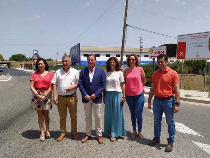 El delegado de Medio Natural y Carreteras de la Diputación de Córdoba, Francisco Palomares (centro), visita las actuaciones realizadas en el tramo urbano CP-180 'De la Vega' en Villa del Río.