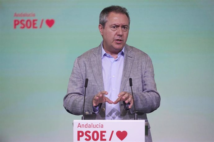 El secretario general del PSOE-A, Juan Espadas, comparece en rueda de prensa en la sede del PSOE-A, a 6 de julio de 2022 en Sevilla (Andalucía, España)