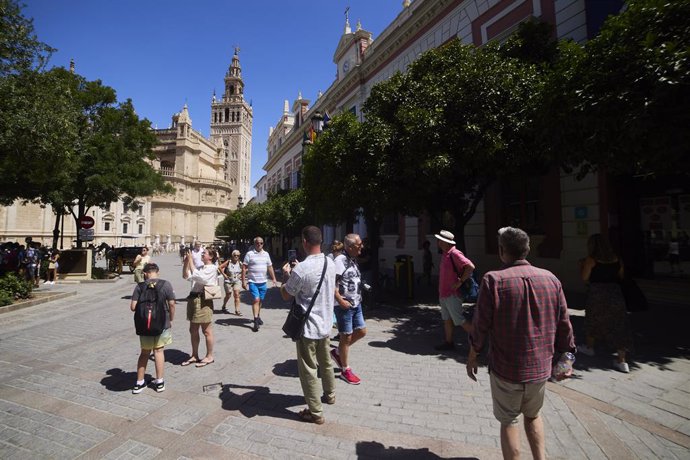 Varios turistas pasean por la plaza del Triunfo, a 21 de junio de 2022 en Sevilla (Andalucía, España)