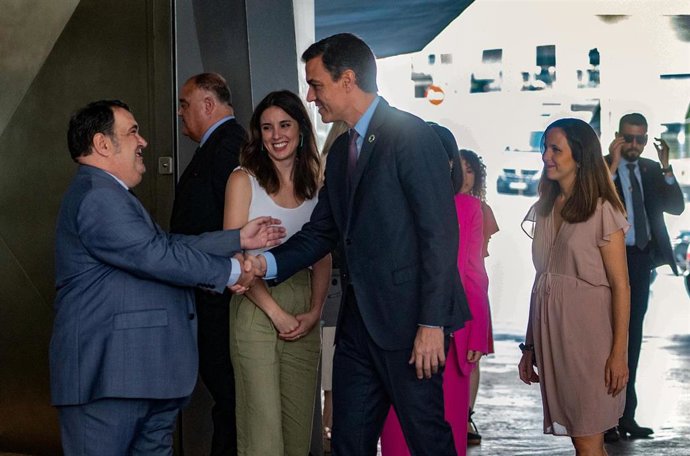 (I-D) El alto Comisionado para la Lucha contra la Pobreza Infantil, Ernesto Gasco, saluda al presidente del Gobierno, Pedro Sánchez, en presencia de la ministra de Igualdad, Irene Montero (c) y la ministra de Derechos Sociales y Agenda 2030, Ione Belarr