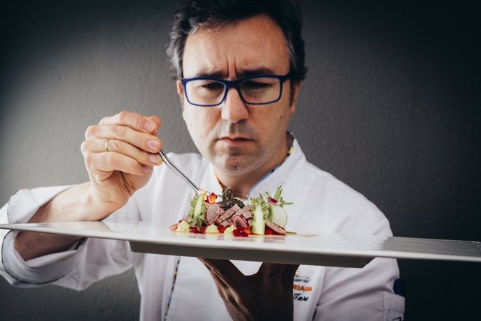 El chef del restaurante Abades Triana, Elías del Toro, ha preparado un menú degustación.