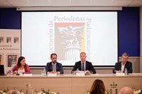 El presidente del Senado pide a los periodistas que "no se conviertan en corresponsales de guerra de los hemiciclos"