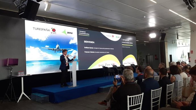 El secretario autonómico de Turisme, Francesc Colomer, participa en la I Jornada de Conectividad Aérea