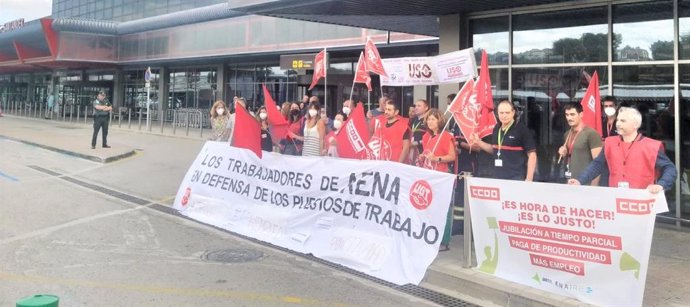 Concentración de personal de AENA a las puertas del aeropuerto 'Seve Ballesteros-Santander', convocada por sindicatos CC.OO, UGT y USO