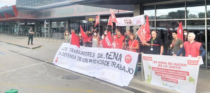 Concentración de personal de AENA a las puertas del aeropuerto 'Seve Ballesteros-Santander', convocada por sindicatos CC.OO, UGT y USO