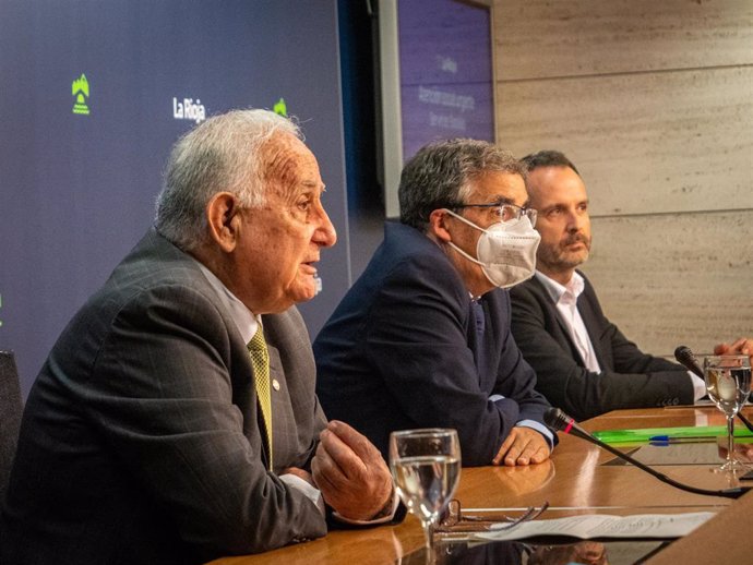 El consejero de Servicios Sociales y Gobernanza Pública, Pablo Rubio, junto al presidente de Cruz Roja en La Rioja, Fernando Reinares, y el director general de Servicios Sociales, Pablo González