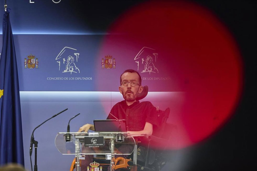 El portavoz de Unidas Podemos en el Congreso, Pablo Echenique, interviene en una rueda de prensa anterior a una Junta de Portavoces