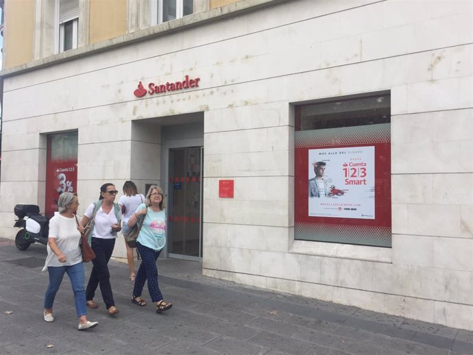 Archivo - Imagen de una oficina del Banco Santander.