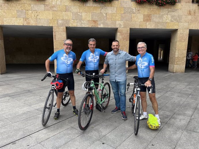 Logroño recibe a tres ciclistas solidarios que pedalean hasta Santiago para ayudar a afectados por la Piel de Mariposa