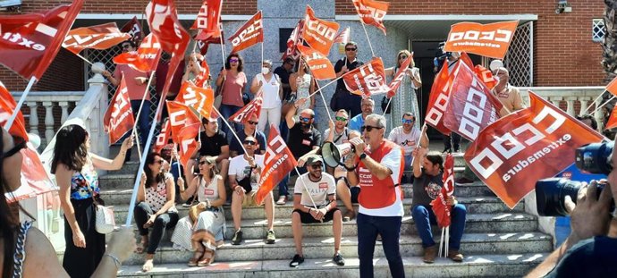 CCOO y UGT se concentran frente a la patronal en Badajoz