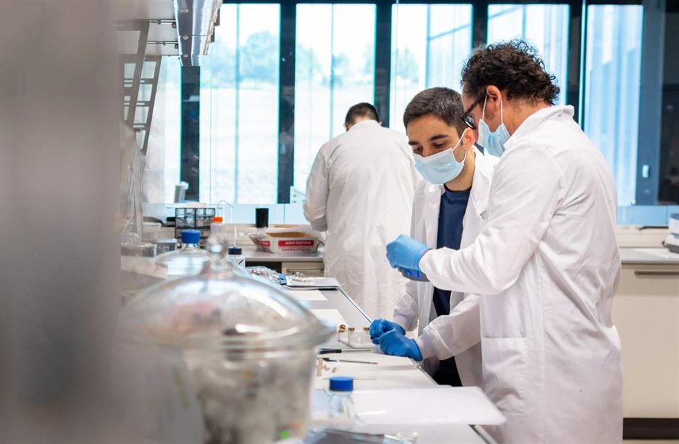 Archivo - Trabajadores en labores de investigación, en una foto del archivo.