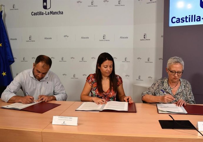 La consejera de Bienestar Social, Bárbara García Torijano, firma los convenios de la ayuda a domicilio.