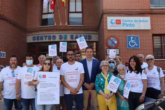 El secretario general del PSOE-M y portavoz del partido en la Asamblea de Madrid, Juan Lobato, y el alcalde de Pinto, Diego Ortiz, en el Centro de Salud de Pinto