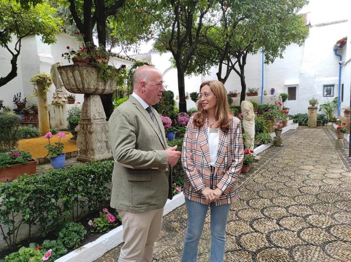 Archivo - El presidente de la Diputación de Córdoba, Antonio Ruiz, acompañado por la delegada de Gobierno Interior y vicepresidenta segunda de la institución provincial, Felisa Cañete, en una imagen de archivo.