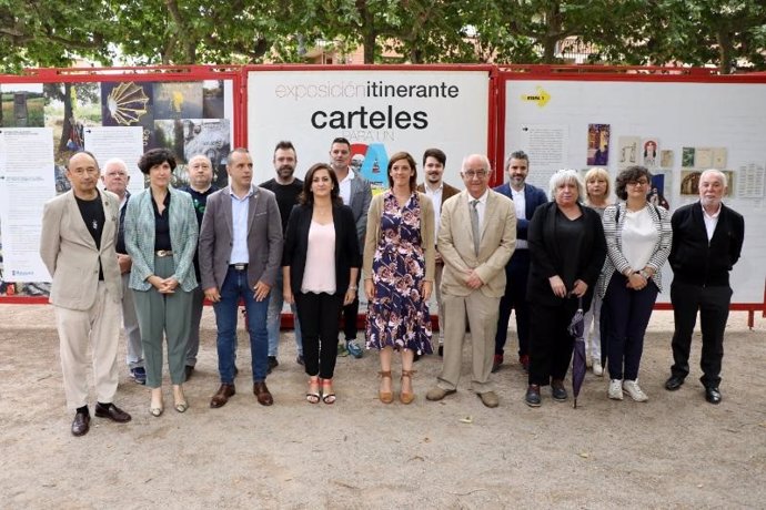 La presidenta del Gobierno de La Rioja, Concha Andreu, ha inaugurado, en el Paseo San Julián de Nájera, la exposición itinerante del Año Xacobeo 'Carteles para un Camino'