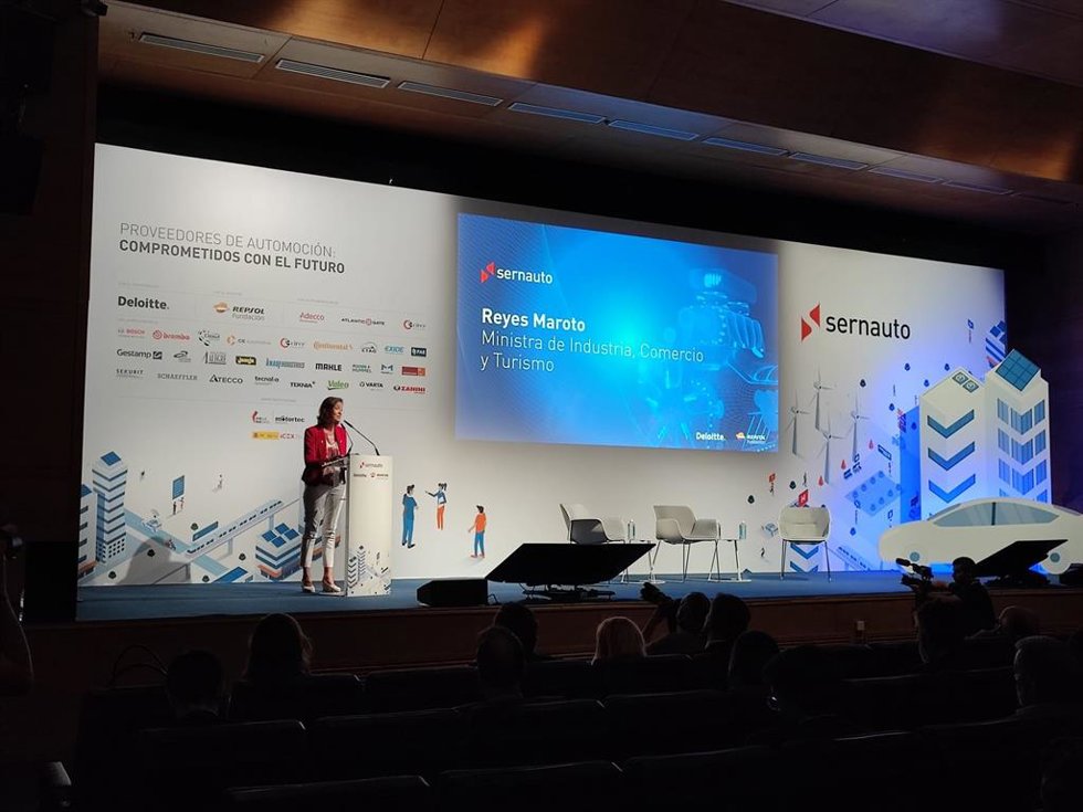 La ministra de Industria, Comercio y Turismo, Reyes Maroto, en la Asamblea General de Sernauto.