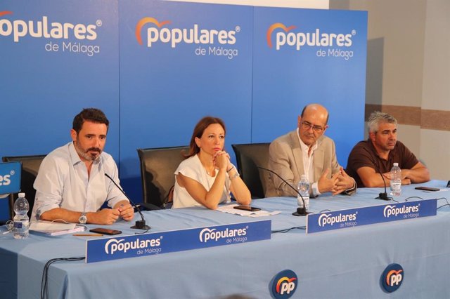 La secretaria general del Partido Popular de Málaga, Patricia Navarro, preside una reunión comarcal del partido en la localidad malagueña de Tolox
