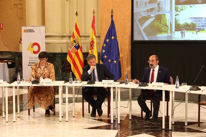 El presidente del Gobierno de Aragón, Javier Lambán, el consejero de Vertebración del Territorio, José Luis Soro, y la directora general de Vivienda, Verónica Villagrasa.