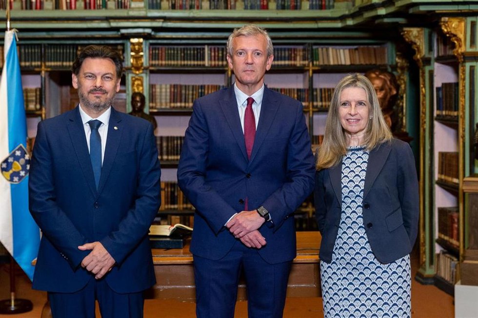 El presidente de la Xunta, Alfonso Rueda, y el secretario xeral da Emigración, Antonio Rodríguez Miranda, en la toma de posesión de la nueva delegada de la Xunta en Uruguay, Elvira Domínguez.