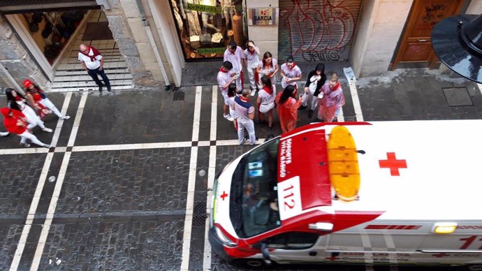 Una ambulancia de Cruz Roja en Pamplona durante las fiestas de San Fermín.