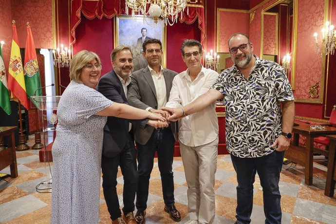 Presentación del acuerdo para aprobar unos nuevos presupuestos en el Ayuntamiento de Granada.