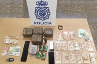 Dos detenidos con 4,9 kilos de hachís y casi 5.000 euros en efectivo en el barrio de Carlinda de Málaga