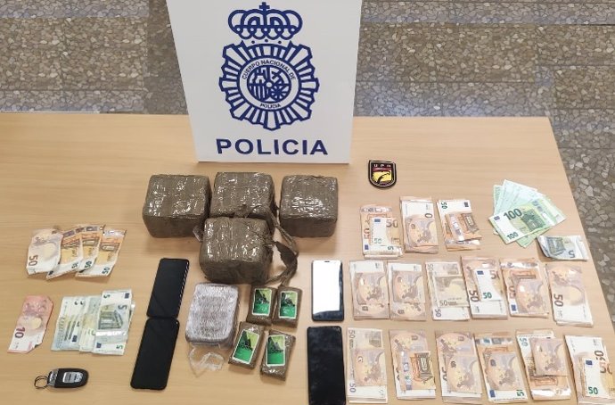 Efectos intervenidos por la Policía Nacional a dos jóvenes en el barrio malagueño de Carlinda