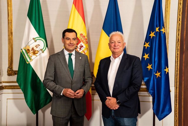 Encuentro entre el presidente de la Junta de Andalucía en funciones, Juan Manuel Moreno Bonilla y el CEO de Ryanair, Eddie Wilson en el Palacio de San Telmo.